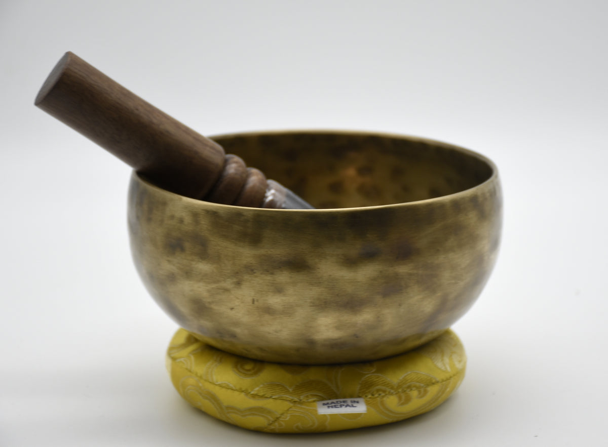 Close-up of the antique Tiger Eye finish on a bronze singing bowl