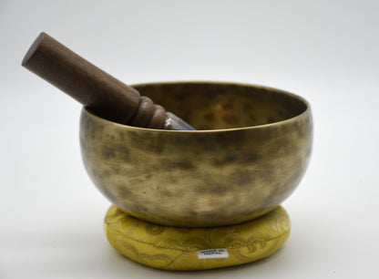 Close-up of the antique Tiger Eye finish on a bronze singing bowl