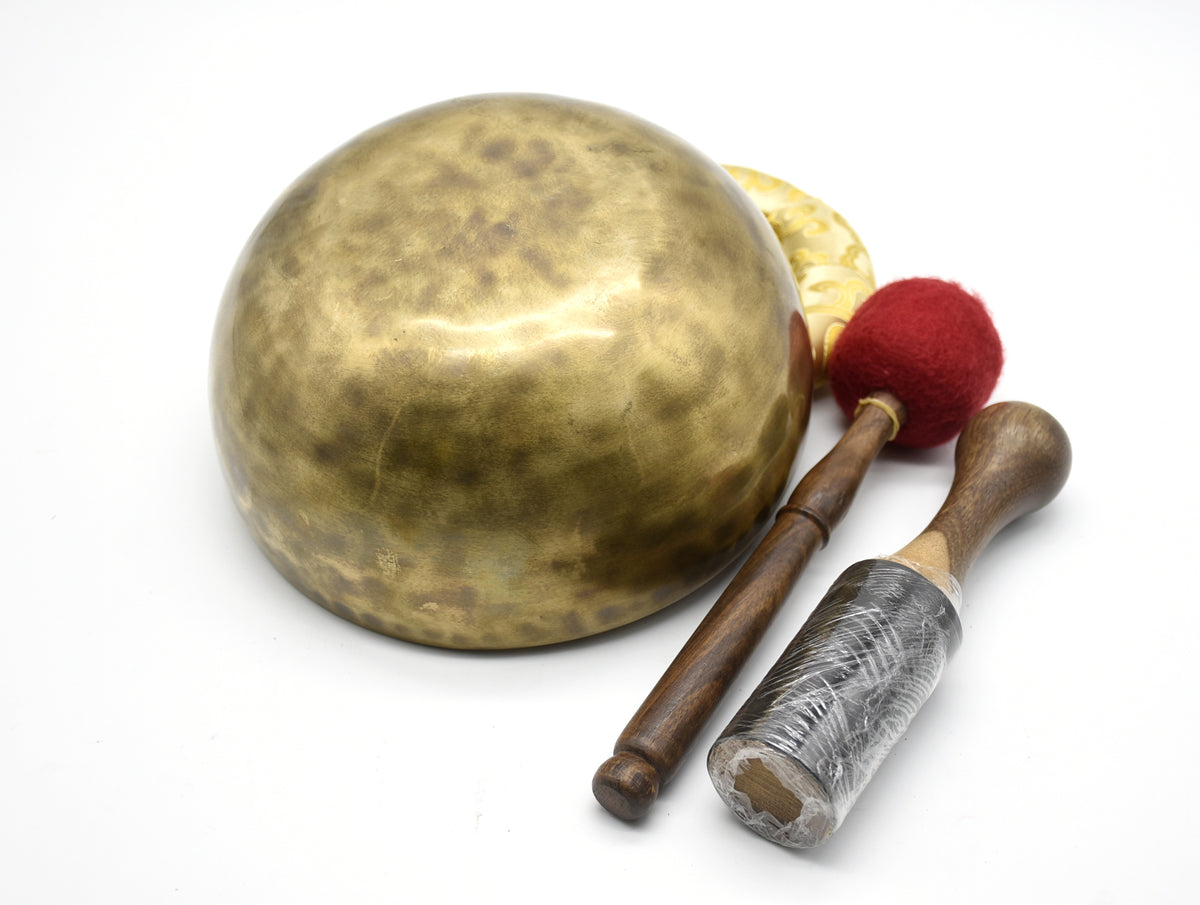 Close-up of the dark Tiger antique finish on a bronze singing bowl