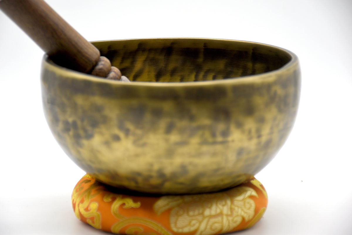 Close-up of the golden Tiger Eye finish on a bronze singing bowl